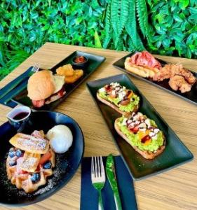 Bottomless Brunch at The Broome Closet