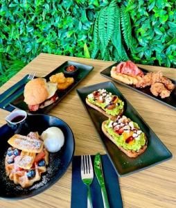 Bottomless Brunch at The Broome Closet